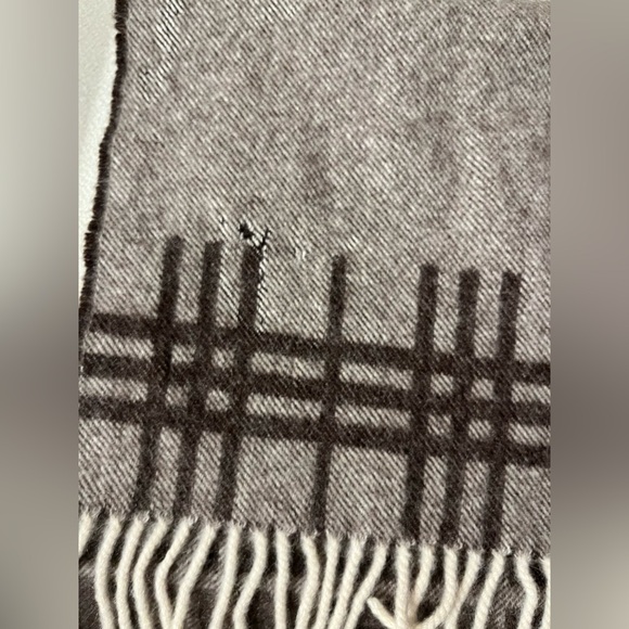 Burberry cashmere scarf - Picture 6 of 9